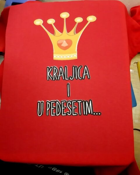 Kraljica i u pedesetim (crvena)