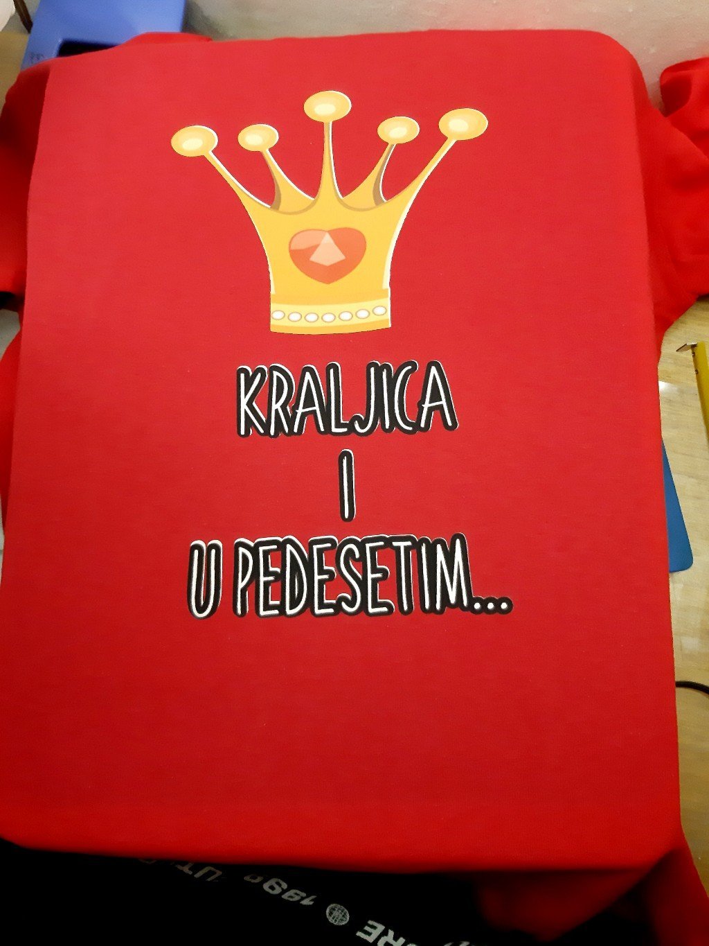 1_20210609_140730.jpg Kraljica i u pedesetim (crvena) - Слика 1