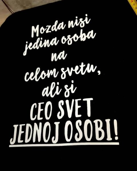 Ceo svet jednoj osobi – Majica sa štampom