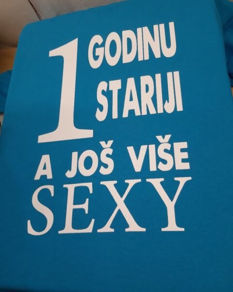 Jednu godinu stariji (plava) – Majica sa štampom