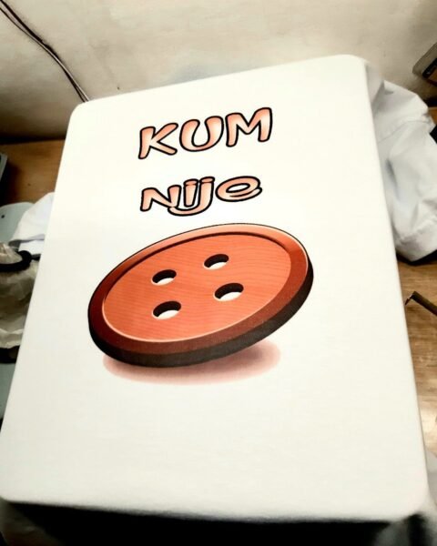 Kum nije dugme! – Majica sa štampom
