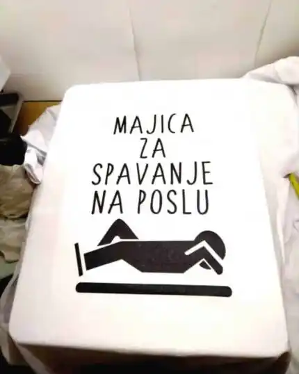 Majica za spavanje na poslu