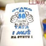 Ovako sa 50 izgleda najbolji tata (plava slova)