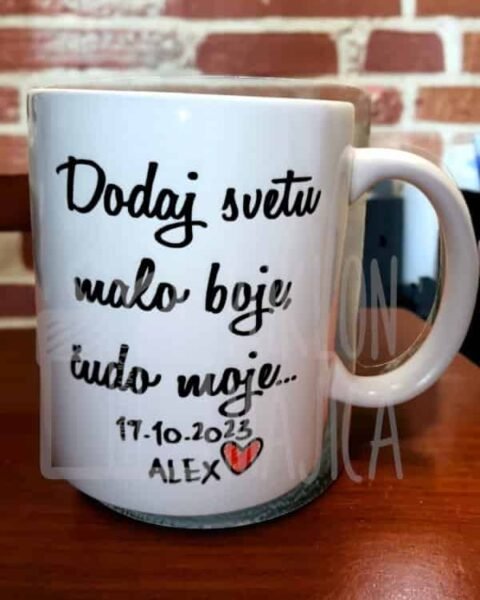 Dodaj svetu malo boje – Šolja sa natpisom