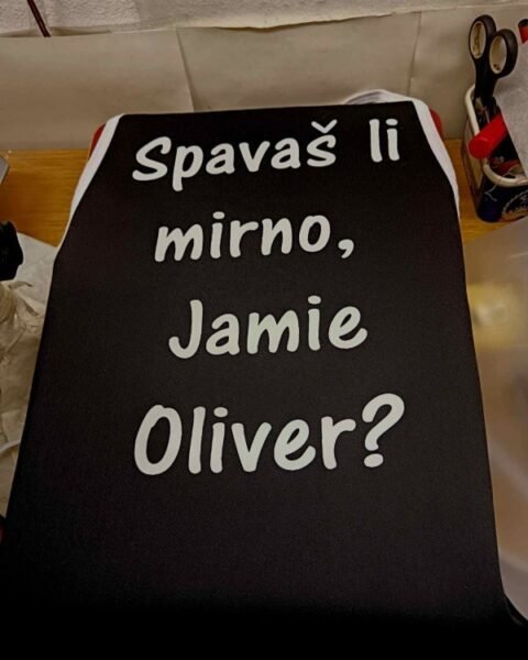 Spavas li mirno Jamie? – Kecelja sa štampom