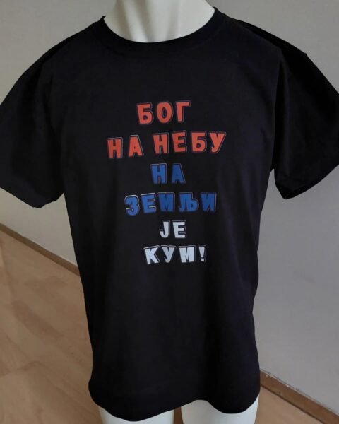 Bog na nebu na zemlji je kum – crna – Majica sa štampom