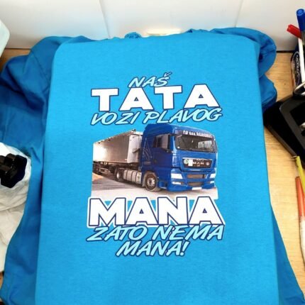 Nas tata vozi plavog MANA :)