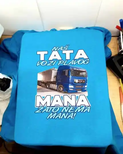 Nas tata vozi plavog MANA :)