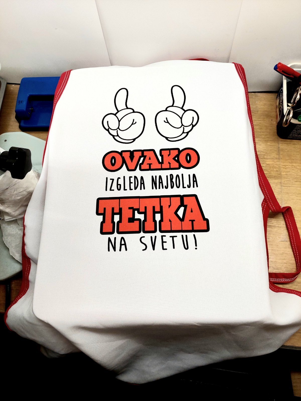 IMG-d8dd99980a44cf8156c75cf949b0846a-V.jpg Najbolja tetka Kecelja - Слика 1