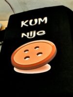 Kum nije dugme – crna – Majica sa štampom – boja: crna