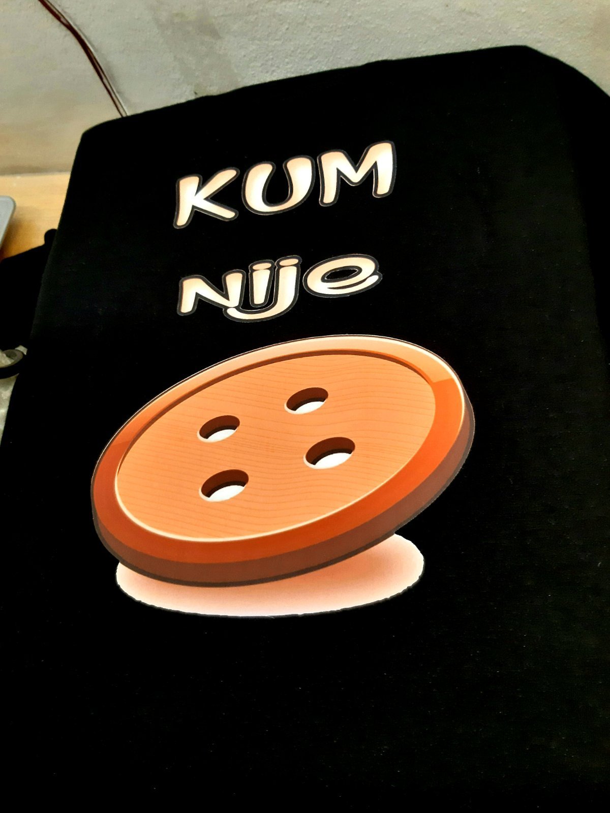 kum20nije20dugme20crna.jpg Kum nije dugme - crna - Слика 1