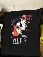 Rodila se Neda – Majica sa štampom – boja: crna