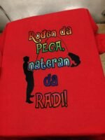 Rodjen da peca nateran da radi – Majica sa štampom – boja: crvena
