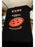 Kum nije dugme! – Majica sa štampom – boja: crna