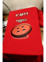 Kum nije dugme! – Majica sa štampom – boja: crvena