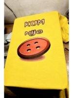 Kum nije dugme! – Majica sa štampom – boja: žuta