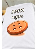 Kum nije dugme – crna – Majica sa štampom – boja: bela