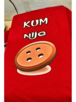 Kum nije dugme – crna – Majica sa štampom – boja: crvena