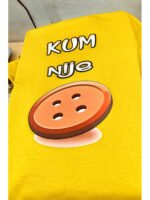 Kum nije dugme – crna – Majica sa štampom – boja: žuta