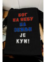 Bog na nebu na zemlji je kum – bela – Majica sa štampom – boja: crna